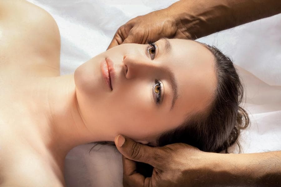Ayurvedic head massage (shiro abhyanga)