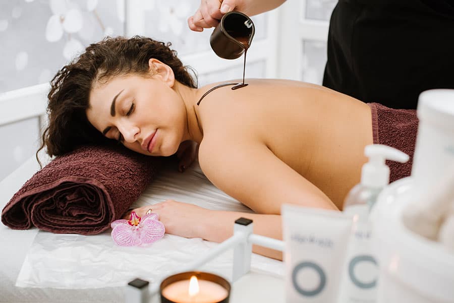 Ein Wellness-Gutschein sollte besonders im Winter auch eine Massage enthalten