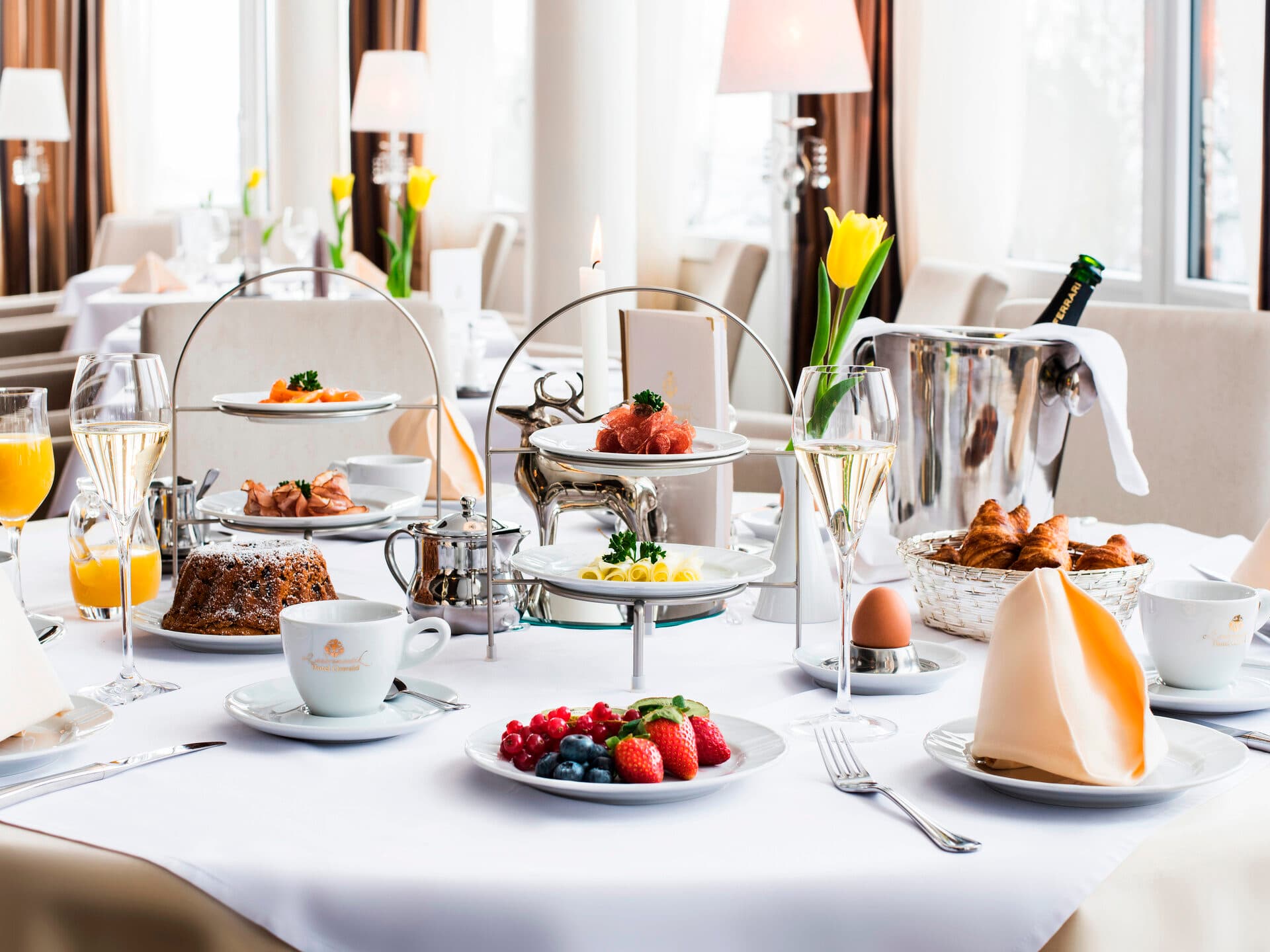 Frühstückstafel mit Etageren, Tulpen und Sekt im Hotel Oswald