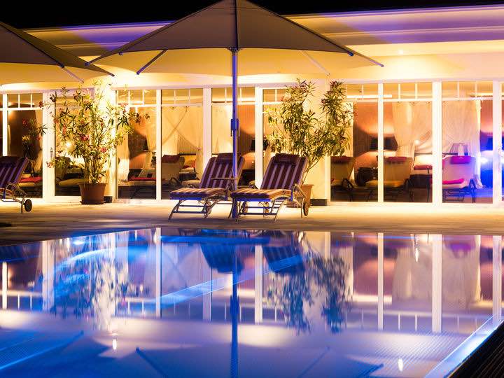 Landromantik Traumnacht — Pool am Abend im Landromantik Hotel Oswald