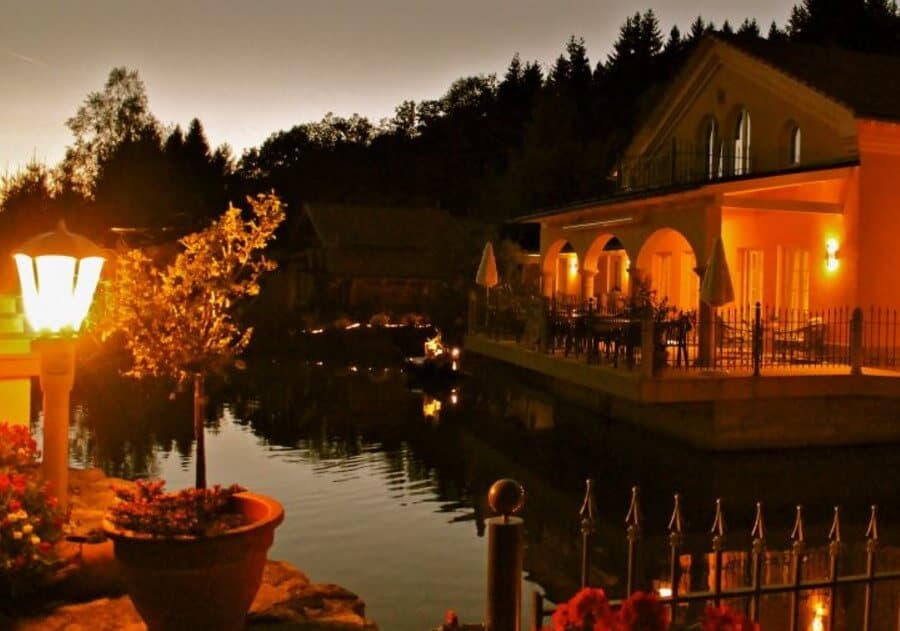 Wellnessresort Romantika in Hauzenberg am Abend