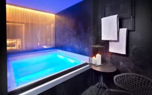 Mit eigenen Whirlpools und Saunen in den neuen Suiten hat der Jagdhof sein Profil als Luxus-Wellnesshotel geschärft