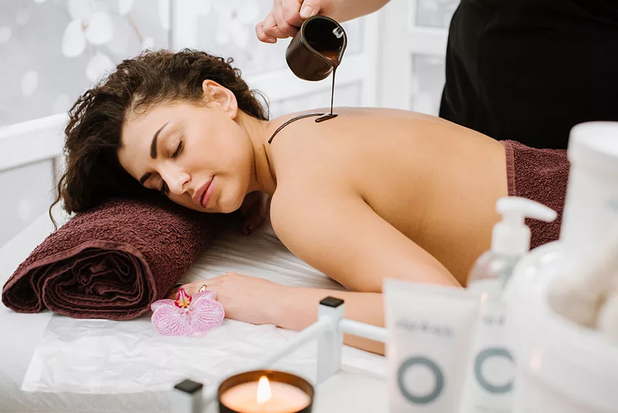 Ein Wellness-Gutschein sollte besonders im Winter auch eine Massage enthalten 