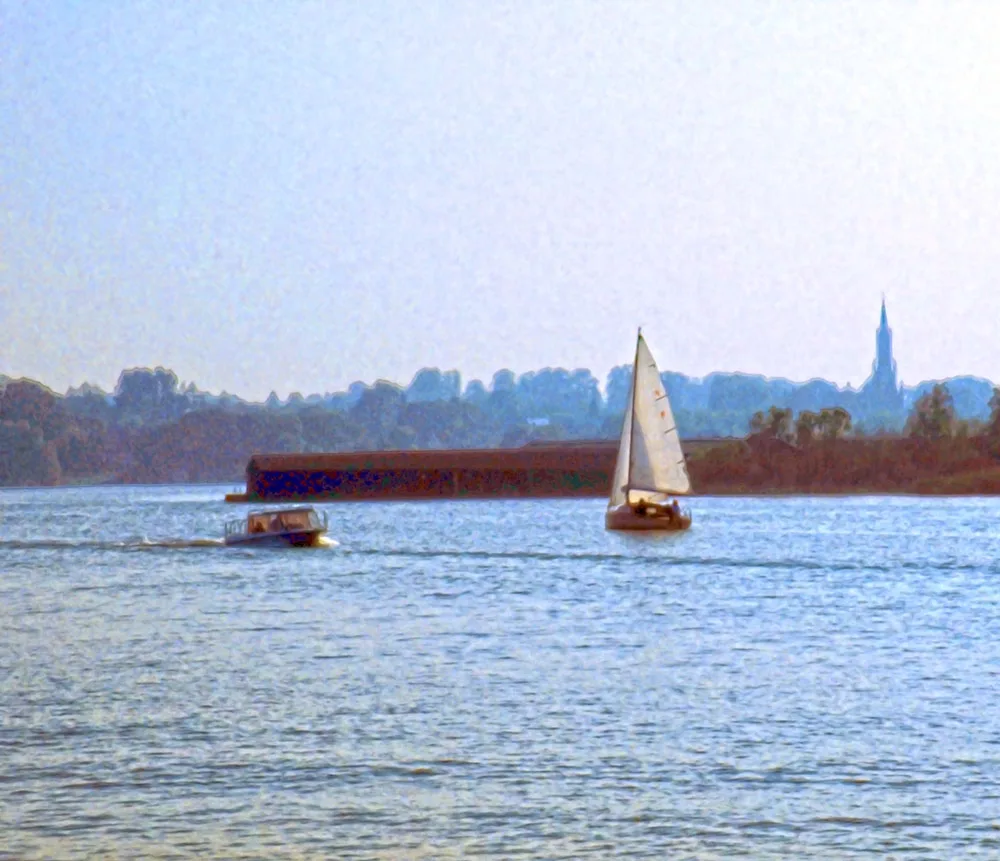 Glitzernde Wasseroberfläche des Fleesensees mit Segelboot